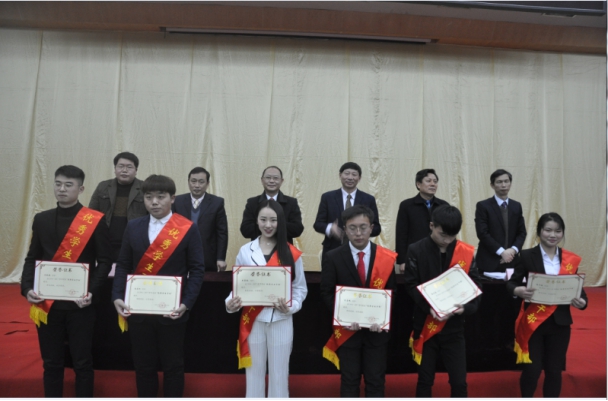 湖北經(jīng)濟(jì)學(xué)院隆重舉行2016-2017學(xué)年學(xué)生先進(jìn)集體和個(gè)人表彰大會(huì)