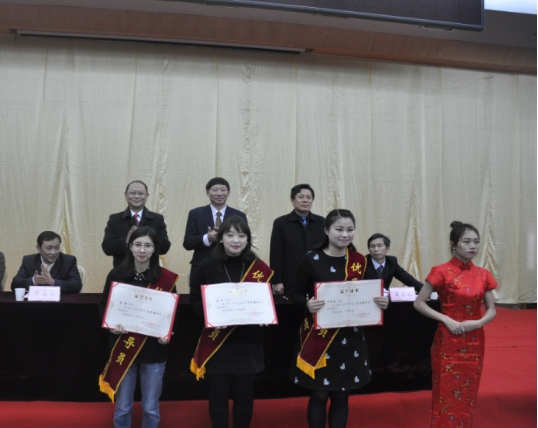 湖北經(jīng)濟(jì)學(xué)院隆重舉行2016-2017學(xué)年學(xué)生先進(jìn)集體和個(gè)人表彰大會(huì)